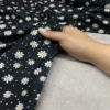 مخمل کبریتی زمینه مشکی گل بابونه سفید